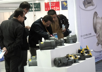 蒲江机电武汉展会现场：减速机用户对齿轮减速电机表现出浓厚的兴趣