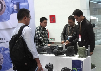 蒲江机电2013年武汉机博会现场：公司经理与硬齿轮齿轮减速机的需求用户深入交流减速机的技术问题